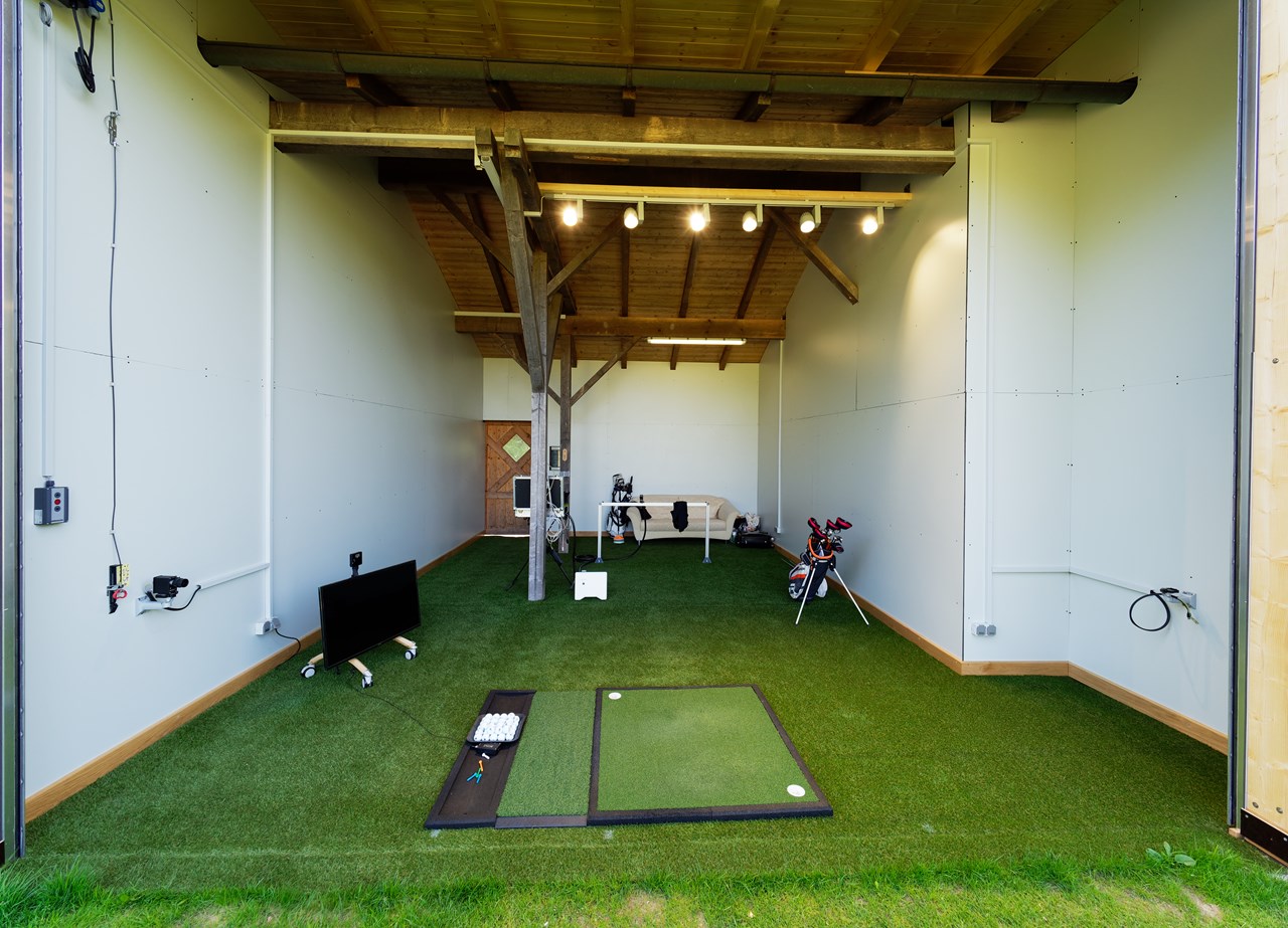 Hotel Schloss Reichmannsdorf  Golfeinrichtungen im Detail Golfschule mit Scope Video Hütte