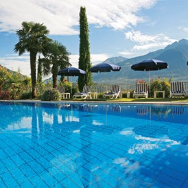 Golfhotel: Relaxen am Pool mit Blick auf die Kurstadt Meran - Park Hotel Reserve Marlena