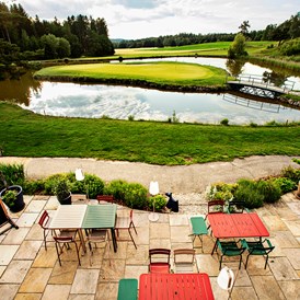 Golfhotel: Blick auf Restaurantterrasse und Golfplatz ©Inge Prader - Golfresort Haugschlag