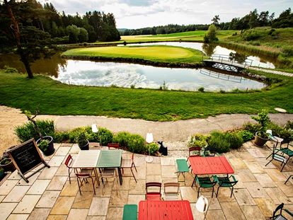 Golfurlaub - Haartrockner - Blick auf Restaurantterrasse und Golfplatz ©Inge Prader - Golfresort Haugschlag