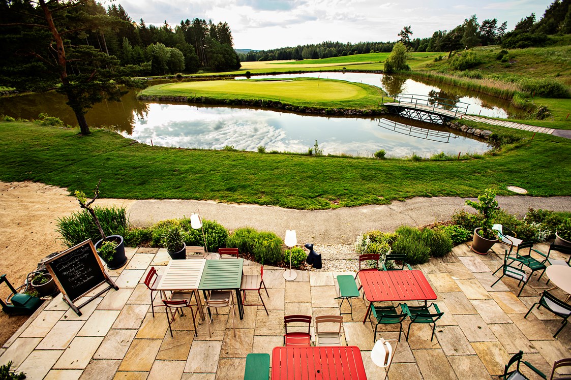 Golfhotel: Blick auf Restaurantterrasse und Golfplatz ©Inge Prader - Golfresort Haugschlag