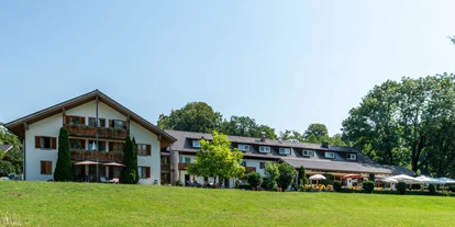 Golfurlaub - Sauna - Obersöchering - Das Hotel liegt am Ostufer des Starnberger Sees in Ambach / Münsing – idyllisch und abseits von Verkehr und Hektik. Ein Ort zum Erholen und Entspannen – ein Ort um die Lebensfreude aufleben und den Stress hinter sich zu lassen: es lockt der weißblaue Himmel, die sanften grünen Hügel, die schneebedeckten Gipfel der Alpen und  das glasklare Wasser des Starberger Sees.
Das Landhotel Huber verfügt über 42 Zimmer (teilweise mit Balkon, Terrasse und direktem Seeblick) und 3 Appartements, die mit allem Komfort ausgestattet sind, um einen unbeschwerten Aufenthalt zu bescheren. Ein eigener Badestrand und die große Liegewiese lädt zum Verweilen und genießen ein. Das reichhaltige Frühstücksbuffet  verspricht einen guten Start in den Tag. 
Dem leiblichen Wohl der  Gäste wird viel Aufmerksamkeit geschenkt. Es erwarten Sie eine bürgerliche und regionale Küche. - Landhotel Huber am  See