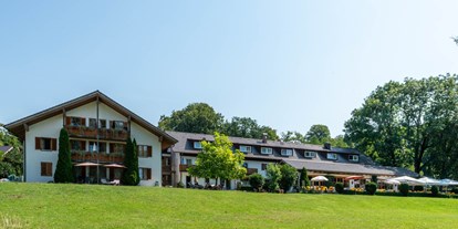 Golfurlaub - Sauna - Rottach-Egern - Das Hotel liegt am Ostufer des Starnberger Sees in Ambach / Münsing – idyllisch und abseits von Verkehr und Hektik. Ein Ort zum Erholen und Entspannen – ein Ort um die Lebensfreude aufleben und den Stress hinter sich zu lassen: es lockt der weißblaue Himmel, die sanften grünen Hügel, die schneebedeckten Gipfel der Alpen und  das glasklare Wasser des Starberger Sees.
Das Landhotel Huber verfügt über 42 Zimmer (teilweise mit Balkon, Terrasse und direktem Seeblick) und 3 Appartements, die mit allem Komfort ausgestattet sind, um einen unbeschwerten Aufenthalt zu bescheren. Ein eigener Badestrand und die große Liegewiese lädt zum Verweilen und genießen ein. Das reichhaltige Frühstücksbuffet  verspricht einen guten Start in den Tag. 
Dem leiblichen Wohl der  Gäste wird viel Aufmerksamkeit geschenkt. Es erwarten Sie eine bürgerliche und regionale Küche. - Landhotel Huber am  See