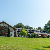 Golfhotel - Das Hotel liegt am Ostufer des Starnberger Sees in Ambach / Münsing – idyllisch und abseits von Verkehr und Hektik. Ein Ort zum Erholen und Entspannen – ein Ort um die Lebensfreude aufleben und den Stress hinter sich zu lassen: es lockt der weißblaue Himmel, die sanften grünen Hügel, die schneebedeckten Gipfel der Alpen und  das glasklare Wasser des Starberger Sees.
Das Landhotel Huber verfügt über 42 Zimmer (teilweise mit Balkon, Terrasse und direktem Seeblick) und 3 Appartements, die mit allem Komfort ausgestattet sind, um einen unbeschwerten Aufenthalt zu bescheren. Ein eigener Badestrand und die große Liegewiese lädt zum Verweilen und genießen ein. Das reichhaltige Frühstücksbuffet  verspricht einen guten Start in den Tag. 
Dem leiblichen Wohl der  Gäste wird viel Aufmerksamkeit geschenkt. Es erwarten Sie eine bürgerliche und regionale Küche. - Landhotel Huber am  See