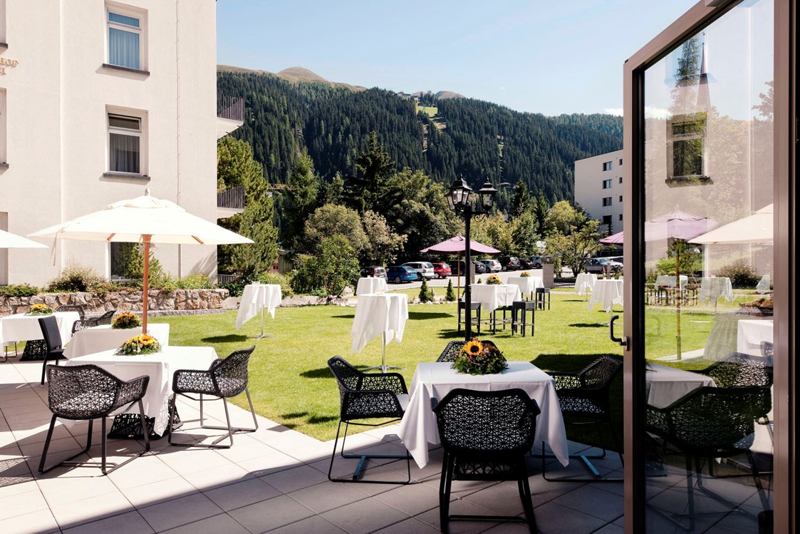 Golfhotel: Garten Terrasse - Hotel Morosani Schweizerhof