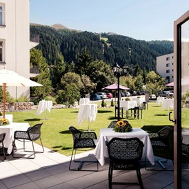 Golfhotel: Garten Terrasse - Hotel Morosani Schweizerhof