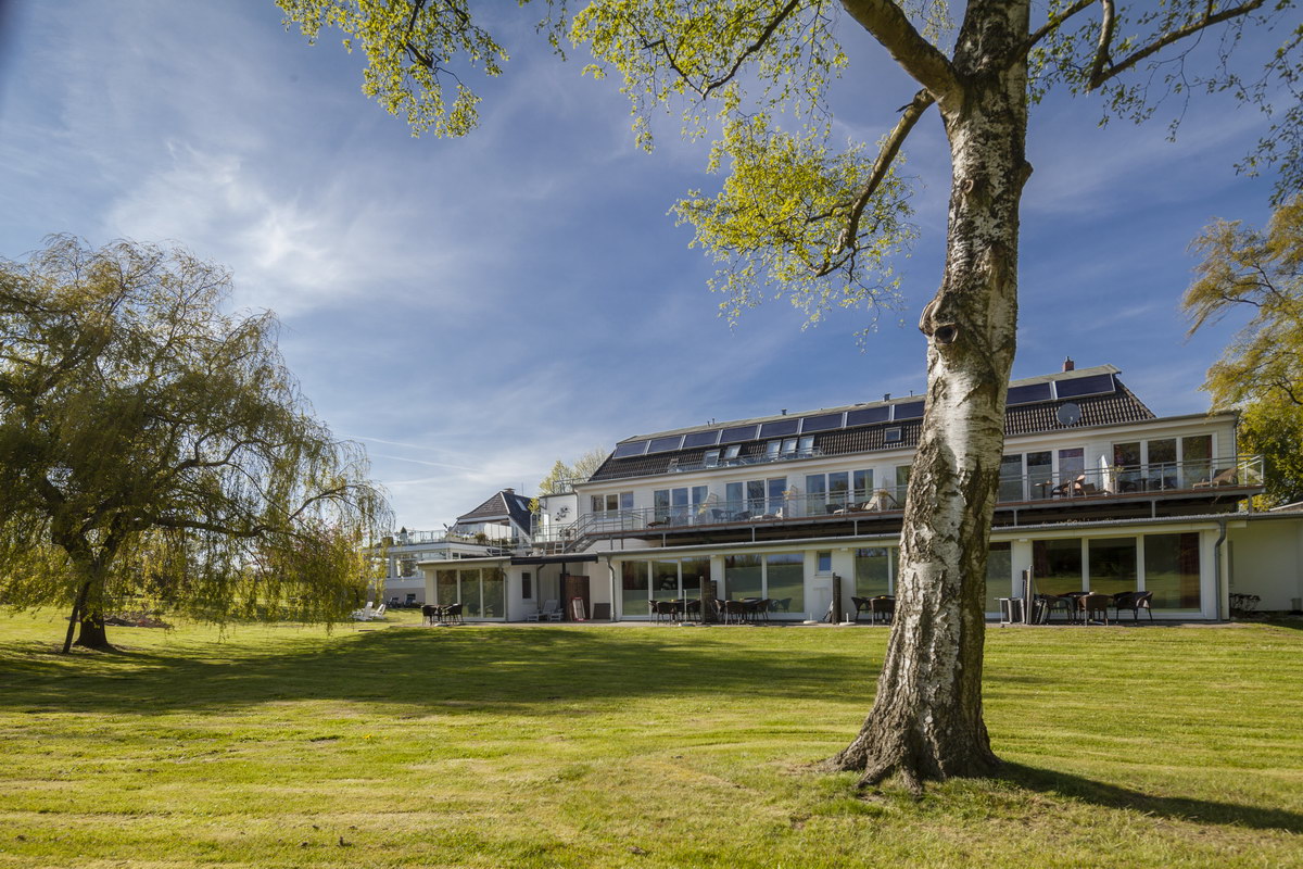 Golfurlaub - Schleswig-Holstein - Gartenansicht Gästehaus - HofHotel Krähenberg