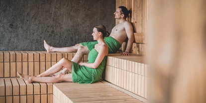 Golfurlaub - Fahrstuhl - In der Panoramasauna mit Blick auf Reit im Winkl - Gut Steinbach Hotel Chalets SPA