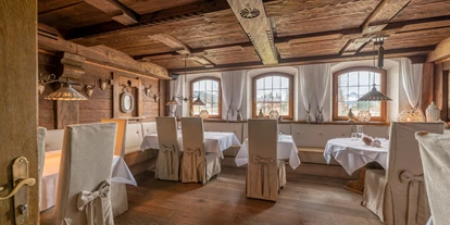 Golfurlaub - Fahrstuhl - Die Tiroler Stube im Restaurant HEIMAT - Gut Steinbach Hotel Chalets SPA