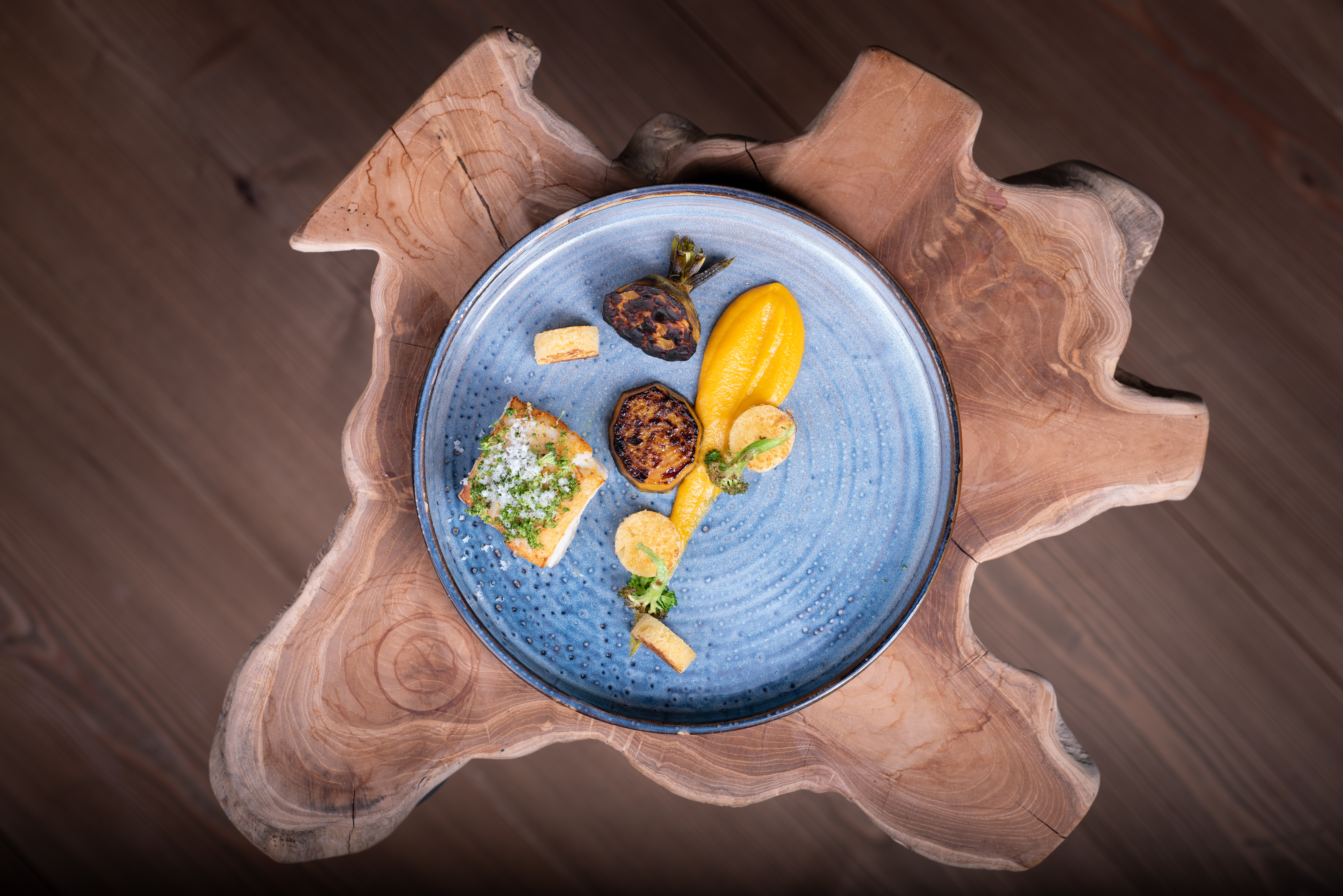 Golfhotel: Eines der kreativen Gerichte mit gelber Bete und Zander - Gut Steinbach Hotel Chalets SPA