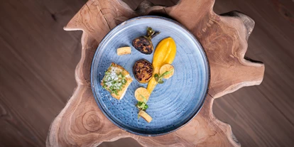 Golfurlaub - Fahrstuhl - Eines der kreativen Gerichte mit gelber Bete und Zander - Gut Steinbach Hotel Chalets SPA