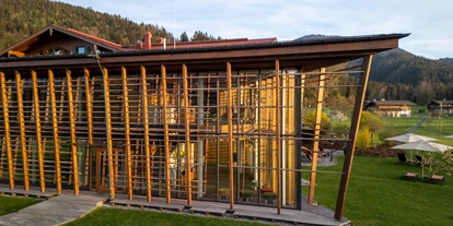 Golfurlaub - Fahrstuhl - Der imposante Heimat & Natur SPA von außen - Gut Steinbach Hotel Chalets SPA