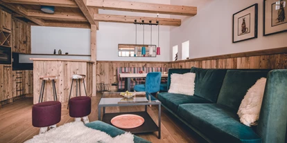 Golfurlaub - Fahrstuhl - Wohn- und Essbereich eines Chalets - Gut Steinbach Hotel Chalets SPA