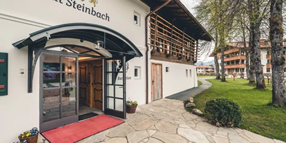 Golfurlaub - Fahrstuhl - Das Forsthaus und die Rezeption auf Gut Steinbach - Gut Steinbach Hotel Chalets SPA
