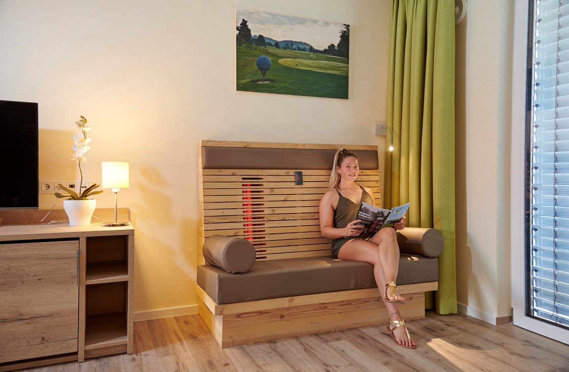 Golfhotel: Infrarot - Bank in Zimmer Typ Gäuboden, Familienzimmer und den Suiten - Bachhof Resort Straubing ****