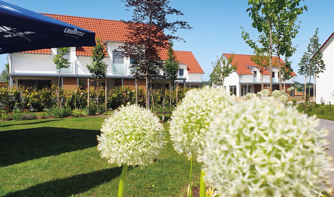 Golfhotel: Blick auf die Reihenhaus - Apartments - Bachhof Resort Straubing ****