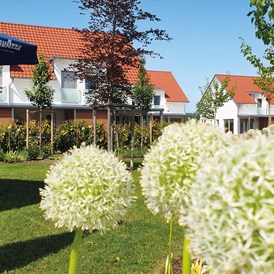 Golfhotel: Blick auf die Reihenhaus - Apartments - Bachhof Resort Straubing ****