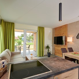 Golfhotel: 5* Ferienhaus-Apartment Typ 2, seitliche Lage,  Wohnbereich - Bachhof Resort Straubing - Hotel und Apartments