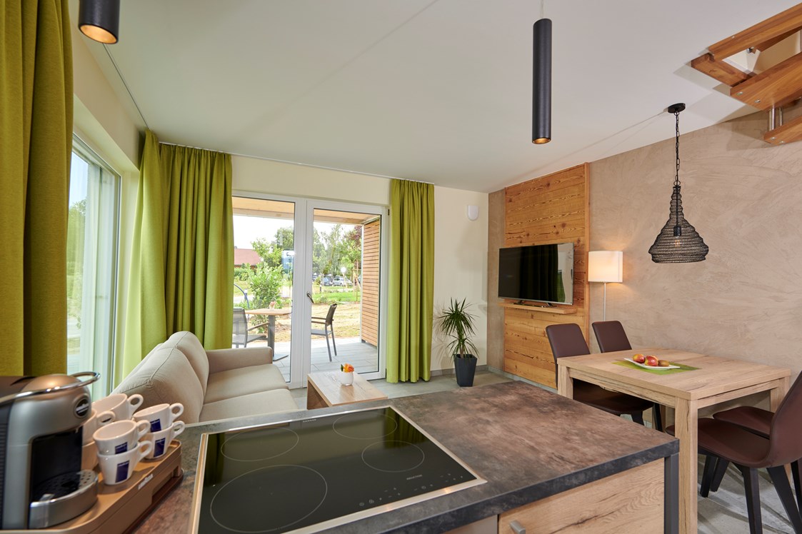 Golfhotel: 5* Ferienhaus-Apartment Typ 2, seitliche Lage,  Wohnbereich - Bachhof Resort Straubing - Hotel und Apartments