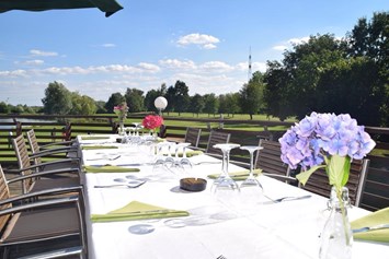 Golfhotel: Terrasse des Restaurants im Clubhaus - Bachhof Resort Straubing - Hotel und Apartments
