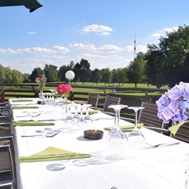 Golfhotel: Terrasse des Restaurants im Clubhaus - Bachhof Resort Straubing - Hotel und Apartments