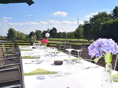 Golfurlaub - Bad und WC getrennt - Terrasse des Restaurants im Clubhaus - Bachhof Resort Straubing - Hotel und Apartments