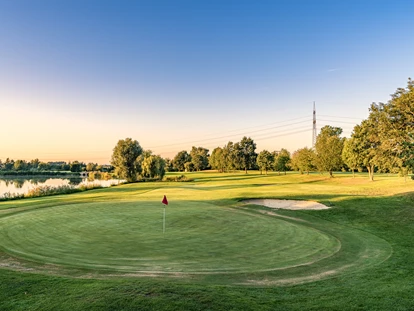Golfurlaub - Bad und WC getrennt - Loch 18 - Südblick - Bachhof Resort Straubing - Hotel und Apartments