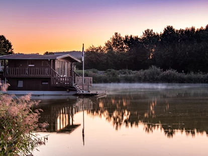 Golfurlaub - Bad und WC getrennt - Die Fähre am Clubhaus - Bachhof Resort Straubing - Hotel und Apartments