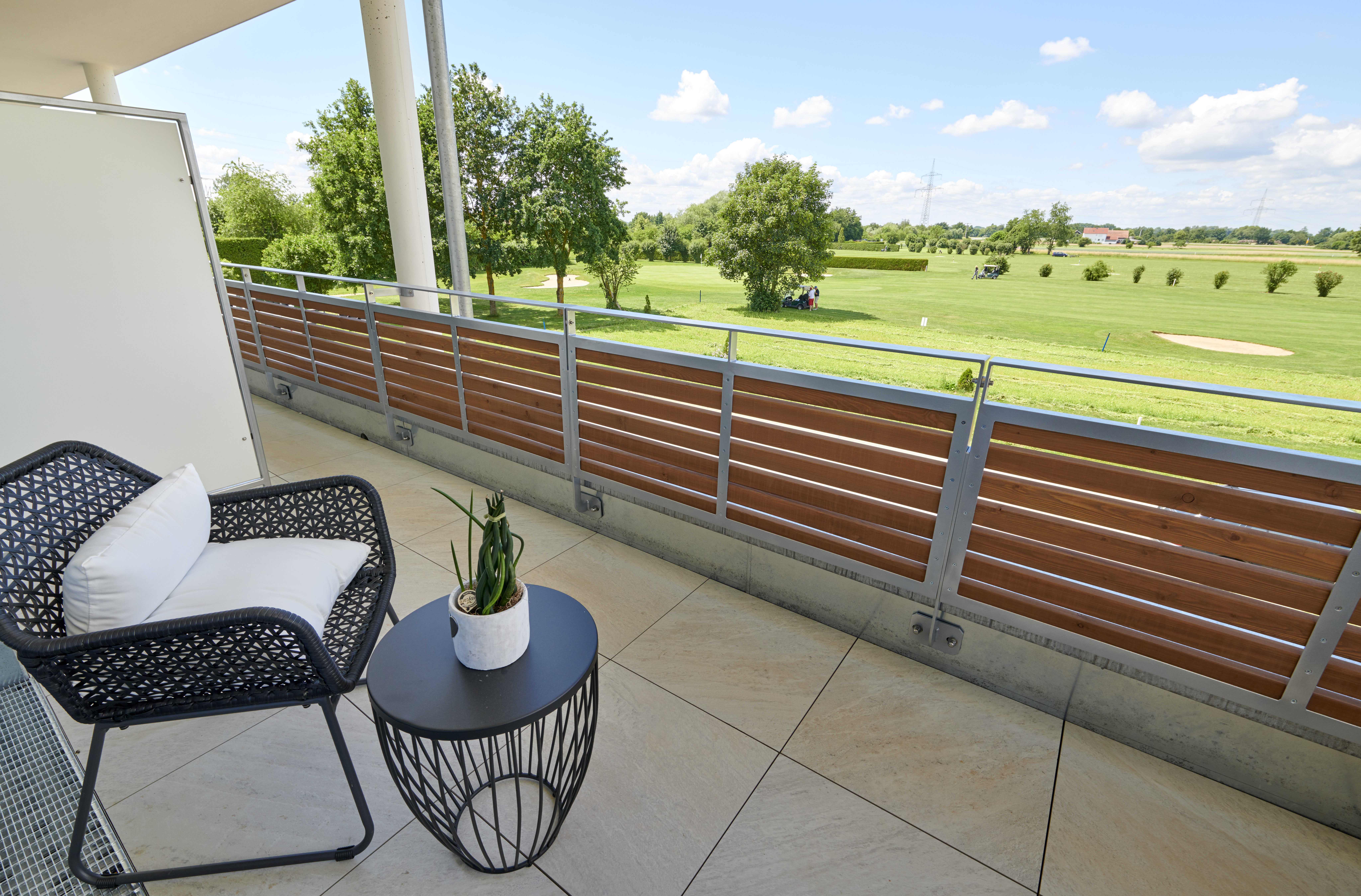 Golfhotel: Balkon mit Ausblick auf Bahnen 1 und 2 - Bachhof Resort Straubing - Hotel und Apartments