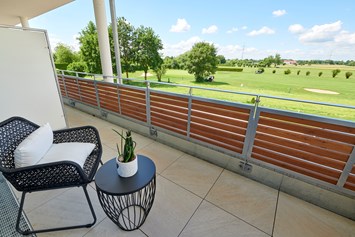 Golfhotel: Balkon mit Ausblick auf Bahnen 1 und 2 - Bachhof Resort Straubing - Hotel und Apartments
