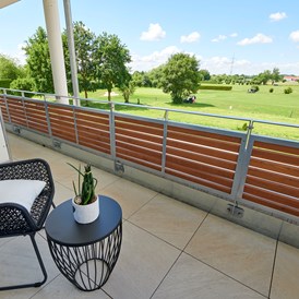Golfhotel: Balkon mit Ausblick auf Bahnen 1 und 2 - Bachhof Resort Straubing - Hotel und Apartments