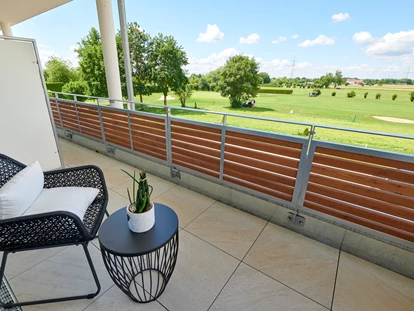 Golfurlaub - Bad und WC getrennt - Balkon mit Ausblick auf Bahnen 1 und 2 - Bachhof Resort Straubing - Hotel und Apartments