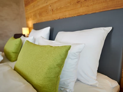 Golfurlaub - Bad und WC getrennt - bequeme Kissen für erholsamen Schlaf - Bachhof Resort Straubing - Hotel und Apartments
