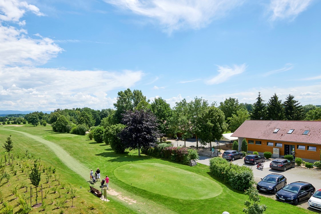 Golfhotel: Blick vom Hotel zum Clubhaus mit Restaurant und zur Bahn 3 - Bachhof Resort Straubing - Hotel und Apartments