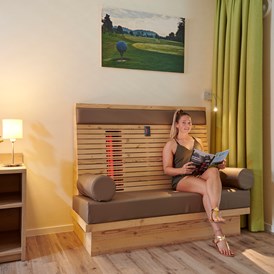Golfhotel: Infrarot - Bank in Zimmer Typ Gäuboden, Familienzimmer und den Suiten - Bachhof Resort Straubing - Hotel und Apartments