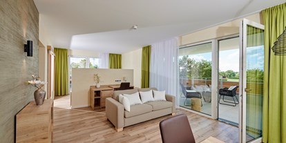Golfurlaub - PLZ 93057 (Deutschland) - Wohnbereich Panorama - Suite - Bachhof Resort Straubing - Hotel und Apartments