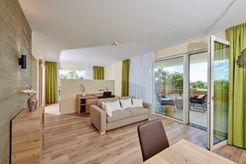Golfhotel: Wohnbereich Panorama - Suite - Bachhof Resort Straubing - Hotel und Apartments