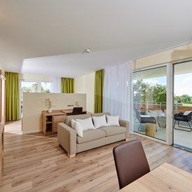Golfhotel: Wohnbereich Panorama - Suite - Bachhof Resort Straubing - Hotel und Apartments