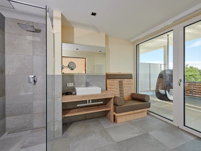 Golfurlaub - Bad und WC getrennt - Badezimmer Panorama - Suite - Bachhof Resort Straubing - Hotel und Apartments