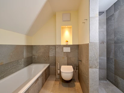 Golfurlaub - Bad und WC getrennt - Badezimmer Ferienhaus - Bachhof Resort Straubing - Hotel und Apartments