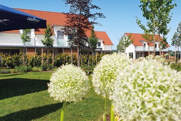 Golfhotel: Blick auf die Reihenhaus - Apartments - Bachhof Resort Straubing - Hotel und Apartments