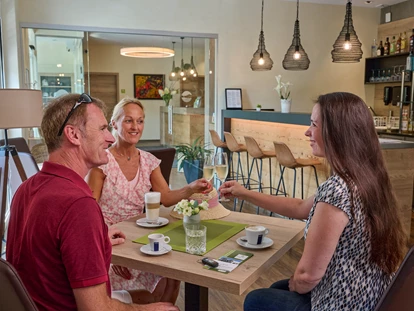 Golfurlaub - Bad und WC getrennt - An der Hotelbar - Bachhof Resort Straubing - Hotel und Apartments