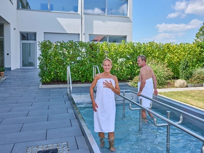Golfurlaub - Bad und WC getrennt - Wellness - Bereich Kneippbecken - Bachhof Resort Straubing - Hotel und Apartments