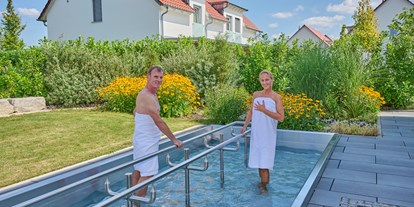 Golfurlaub - PLZ 93057 (Deutschland) - Kneippbecken mit Blick auf unsere Ferienhaus - Apartments - Bachhof Resort Straubing - Hotel und Apartments