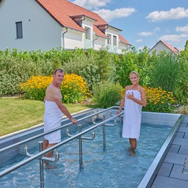 Golfhotel: Kneippbecken mit Blick auf unsere Ferienhaus - Apartments - Bachhof Resort Straubing - Hotel und Apartments