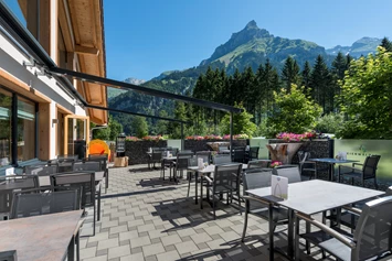 Golfhotel: Sommerterrasse Restaurant mit Aussicht auf die Berge - Alpenresort Eienwäldli Engelberg
