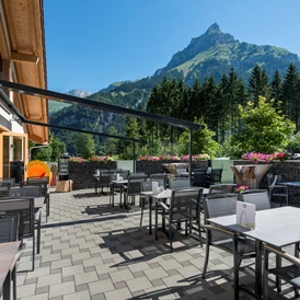 Golfhotel: Sommerterrasse Restaurant mit Aussicht auf die Berge - Alpenresort Eienwäldli Engelberg