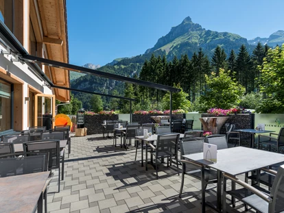 Golfurlaub - Haartrockner - Sommerterrasse Restaurant mit Aussicht auf die Berge - Alpenresort Eienwäldli Engelberg