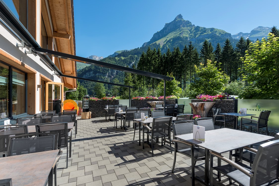 Golfhotel: Sommerterrasse Restaurant mit Aussicht auf die Berge - Sporthotel Eienwäldli