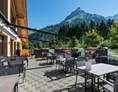 Golfhotel: Sommerterrasse Restaurant mit Aussicht auf die Berge - Sporthotel Eienwäldli